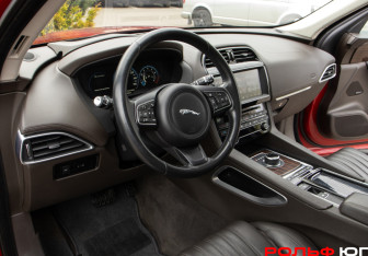 Подержанный автомобиль Jaguar F-Pace 2017 года (22 фото)