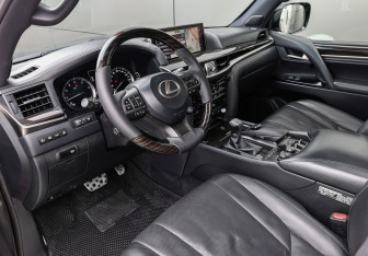 Подержанный автомобиль Lexus LX 2017 года (16 фото)