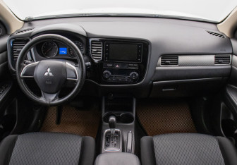 Подержанный автомобиль Mitsubishi Outlander 2012 года (13 фото)