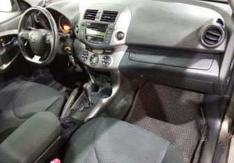 Подержанный автомобиль Toyota RAV4 2010 года (10 фото)