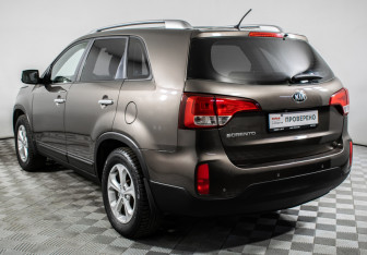 Подержанный автомобиль Kia Sorento 2014 года (7 фото)