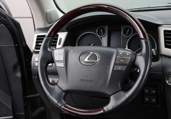 Подержанный автомобиль Lexus LX 2014 года (17 фото)