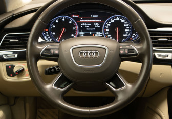 Подержанный автомобиль Audi A8 2016 года (10 фото)