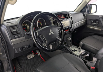 Подержанный автомобиль Mitsubishi Pajero 2017 года (16 фото)