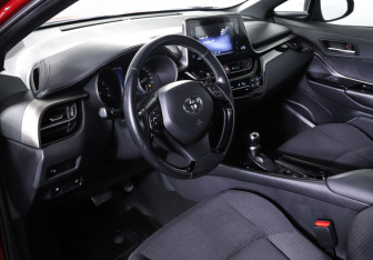 Подержанный автомобиль Toyota C-HR 2018 года (15 фото)