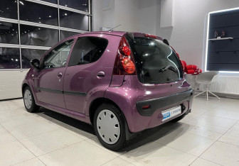 Подержанный автомобиль Peugeot 107 2012 года (6 фото)
