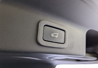 Подержанный автомобиль Jaguar F-Pace 2017 года (10 фото)