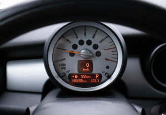 Подержанный автомобиль MINI Hatch 2009 года (12 фото)