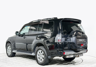Подержанный автомобиль Mitsubishi Pajero 2015 года (7 фото)