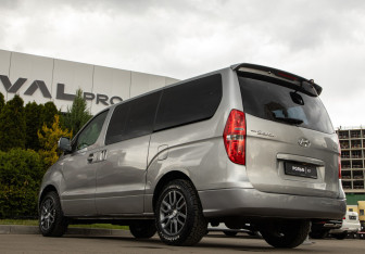 Подержанный автомобиль Hyundai Grand Starex 2014 года (23 фото)