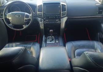 Подержанный автомобиль Toyota Land Cruiser Suv 2015 года (10 фото)