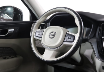 Подержанный автомобиль Volvo XC60 2018 года (15 фото)