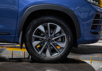 Подержанный автомобиль Exeed LX 2023 года (15 фото)