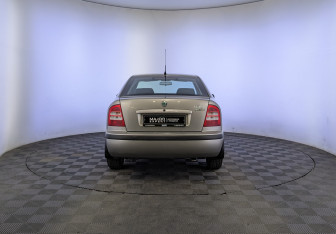 Подержанный автомобиль Skoda Octavia Liftback 2010 года (6 фото)