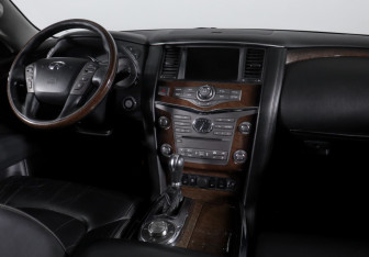 Подержанный автомобиль Infiniti QX56 2011 года (12 фото)