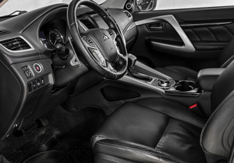 Подержанный автомобиль Mitsubishi Pajero Sport 2017 года (7 фото)