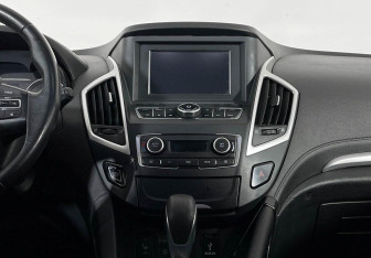 Подержанный автомобиль DongFeng AX7 2018 года (7 фото)