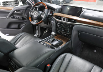 Подержанный автомобиль Lexus LX 2018 года (10 фото)
