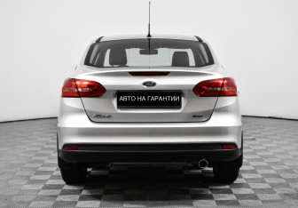 Подержанный автомобиль Ford Focus Sedan 2015 года (6 фото)
