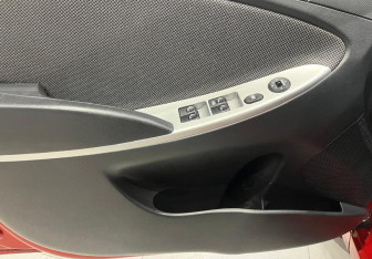 Подержанный автомобиль Hyundai Solaris Sedan 2011 года (12 фото)