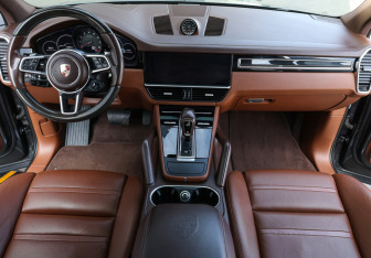 Подержанный автомобиль Porsche Cayenne 2018 года (12 фото)
