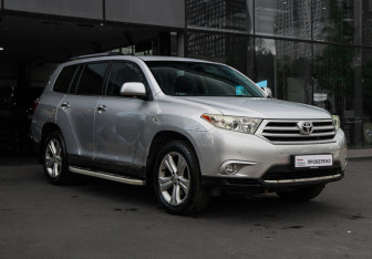Подержанный автомобиль Toyota Highlander 2011 года (3 фото)