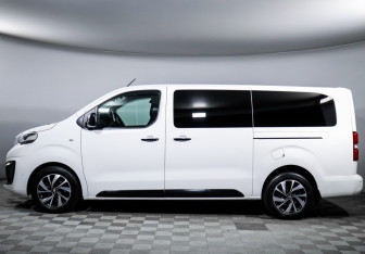 Подержанный автомобиль Peugeot Traveller 2021 года (8 фото)