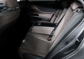 Подержанный автомобиль Lexus ES 2021 года (10 фото)