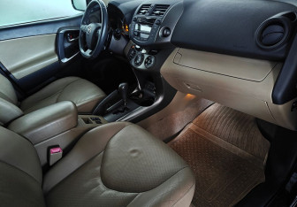 Подержанный автомобиль Toyota RAV4 2010 года (11 фото)