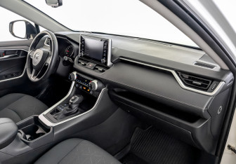 Подержанный автомобиль Toyota RAV4 2021 года (11 фото)