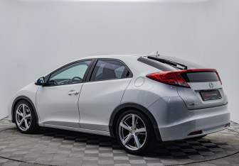 Подержанный автомобиль Honda Civic Hatchback 2012 года (3 фото)