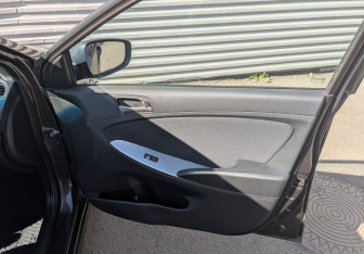 Подержанный автомобиль Hyundai Solaris Hatchback 2014 года (23 фото)