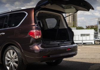 Подержанный автомобиль Infiniti QX56 2012 года (25 фото)
