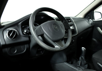 Подержанный автомобиль Renault Logan Sedan 2017 года (8 фото)