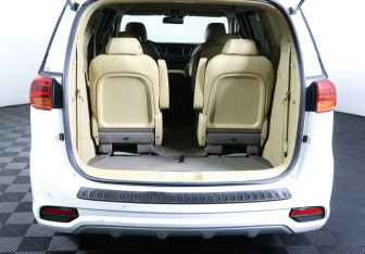 Подержанный автомобиль Kia Carnival 2020 года (10 фото)