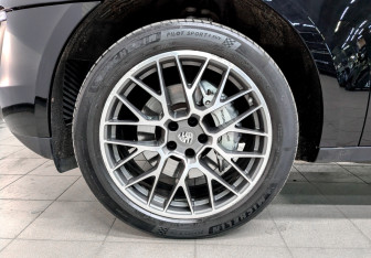 Подержанный автомобиль Porsche Macan 2015 года (18 фото)