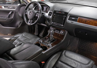 Подержанный автомобиль Volkswagen Touareg 2013 года (11 фото)