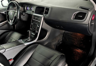 Подержанный автомобиль Volvo S60 2011 года (11 фото)