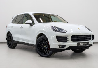 Подержанный автомобиль Porsche Cayenne 2015 года (3 фото)