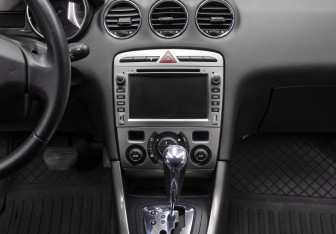 Подержанный автомобиль Peugeot 308 Hatchback 2011 года (15 фото)