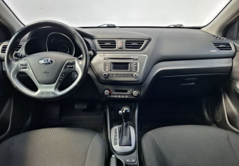 Подержанный автомобиль Kia Rio Sedan 2017 года (12 фото)