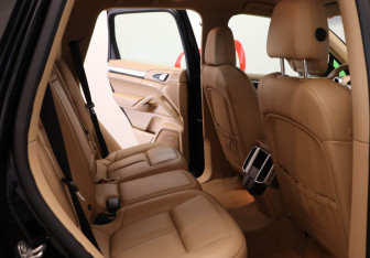 Подержанный автомобиль Porsche Cayenne 2015 года (18 фото)