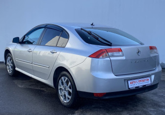 Подержанный автомобиль Renault Laguna Liftback 2009 года (7 фото)