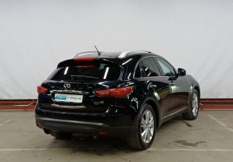 Подержанный автомобиль Infiniti QX70 2013 года (5 фото)