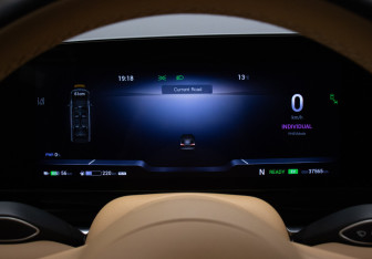 Подержанный автомобиль Voyah Dream 2023 года (11 фото)