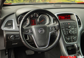 Подержанный автомобиль Opel Astra Hatchback 2014 года (10 фото)