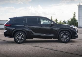Подержанный автомобиль Toyota Highlander 2025 года (4 фото)