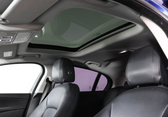 Подержанный автомобиль Jaguar XE 2016 года (16 фото)