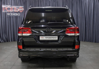 Подержанный автомобиль Toyota Land Cruiser Suv 2020 года (6 фото)