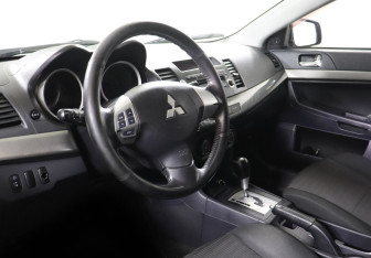 Подержанный автомобиль Mitsubishi Lancer Sedan 2012 года (7 фото)